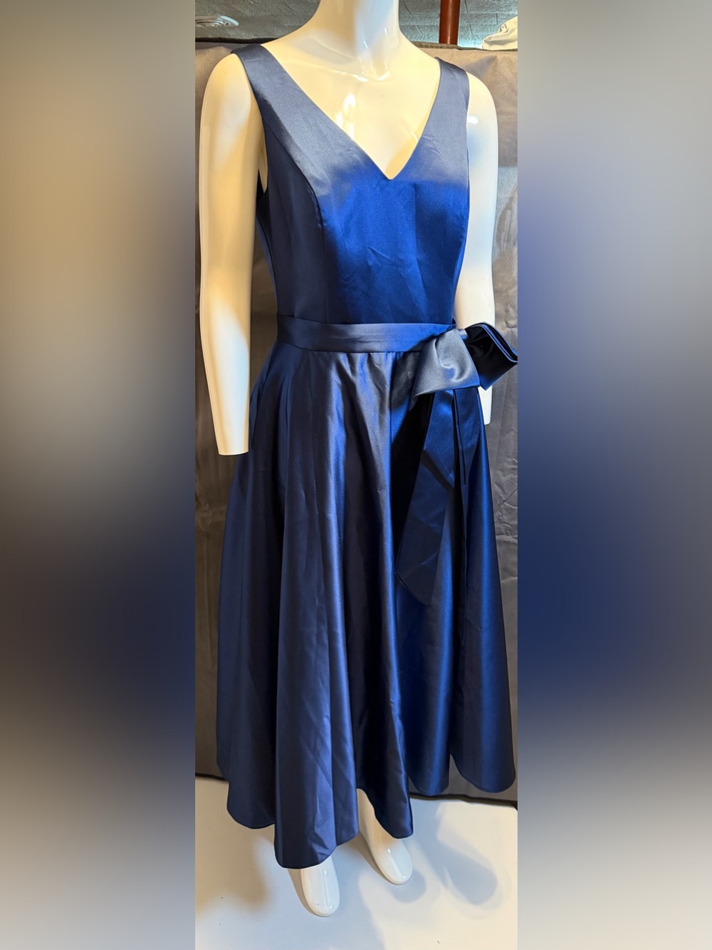 Elegant V-Neck Navy Blue Satin Midi Dress with Waist Bow